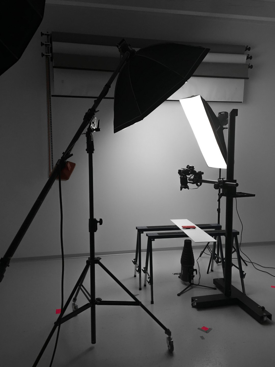 Un oggetto rosso su un tavolo bianco per fotografia.